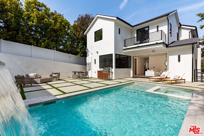 2565 Patricia Ave in Los Angeles, CA - Foto de edificio - Building Photo