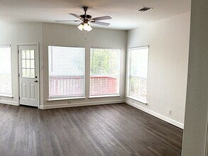 711 Pinafore St in San Antonio, TX - Building Photo - Building Photo