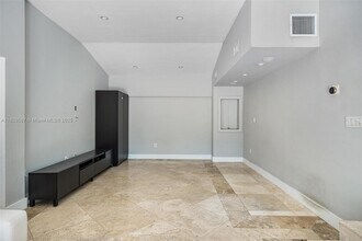 650 Lake Rd in Miami, FL - Building Photo - Building Photo