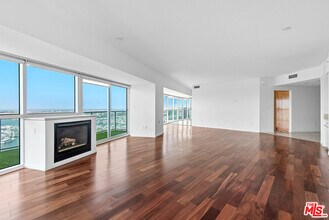 13600 Marina Pointe Dr in Marina Del Rey, CA - Building Photo - Building Photo