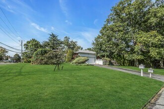 260 Oak Ridge Ln in Albertson, NY - Building Photo - Building Photo