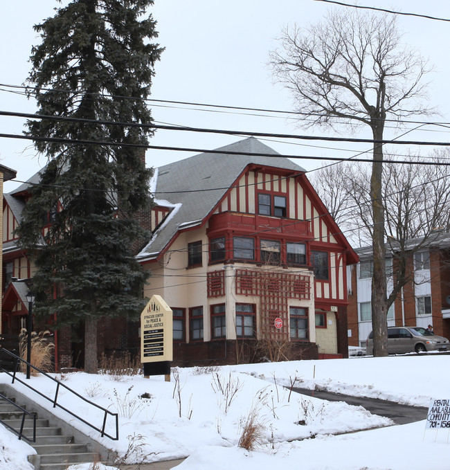 2017 E Genesee St in Syracuse, NY - Foto de edificio - Building Photo