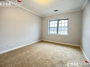 162 Lake Shore Rd in Boston, MA - Foto de edificio - Building Photo