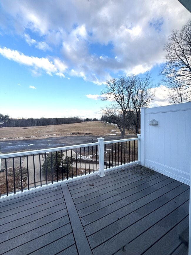 38 Ladds Ln, Unit 4 in Epping, NH - Foto de edificio - Building Photo