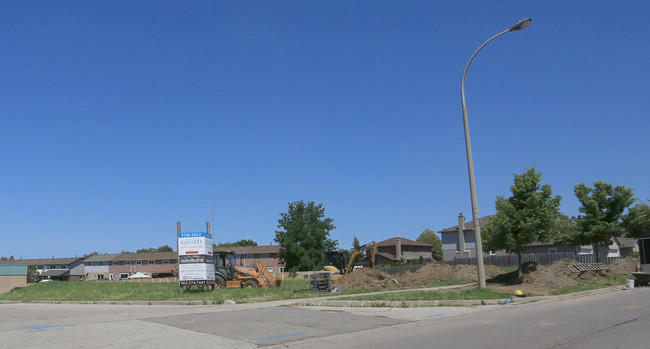 Paramount Place in Hamilton, ON - Building Photo - Primary Photo