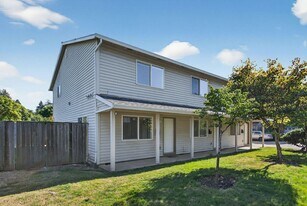 470-470 W Gloucester St in Gladstone, OR - Building Photo