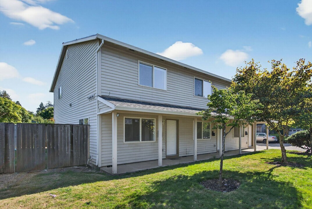 470-470 W Gloucester St in Gladstone, OR - Building Photo