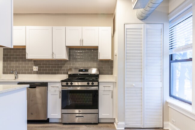 1255 W Henderson St, Unit 2 in Chicago, IL - Building Photo - Building Photo