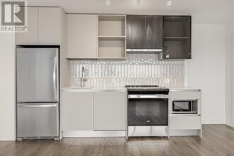 395 Dundas St W in Oakville, ON - Building Photo - Building Photo