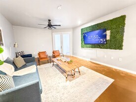 2216 Chenevert St in Houston, TX - Building Photo