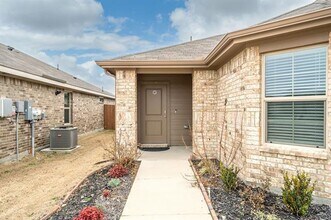 16617 Porterfield Ln in Justin, TX - Building Photo - Building Photo