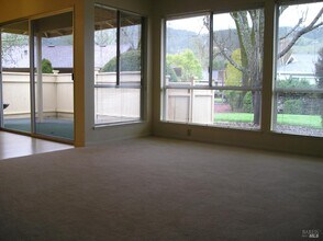 404 Meadowgreen Dr in Santa Rosa, CA - Building Photo - Building Photo