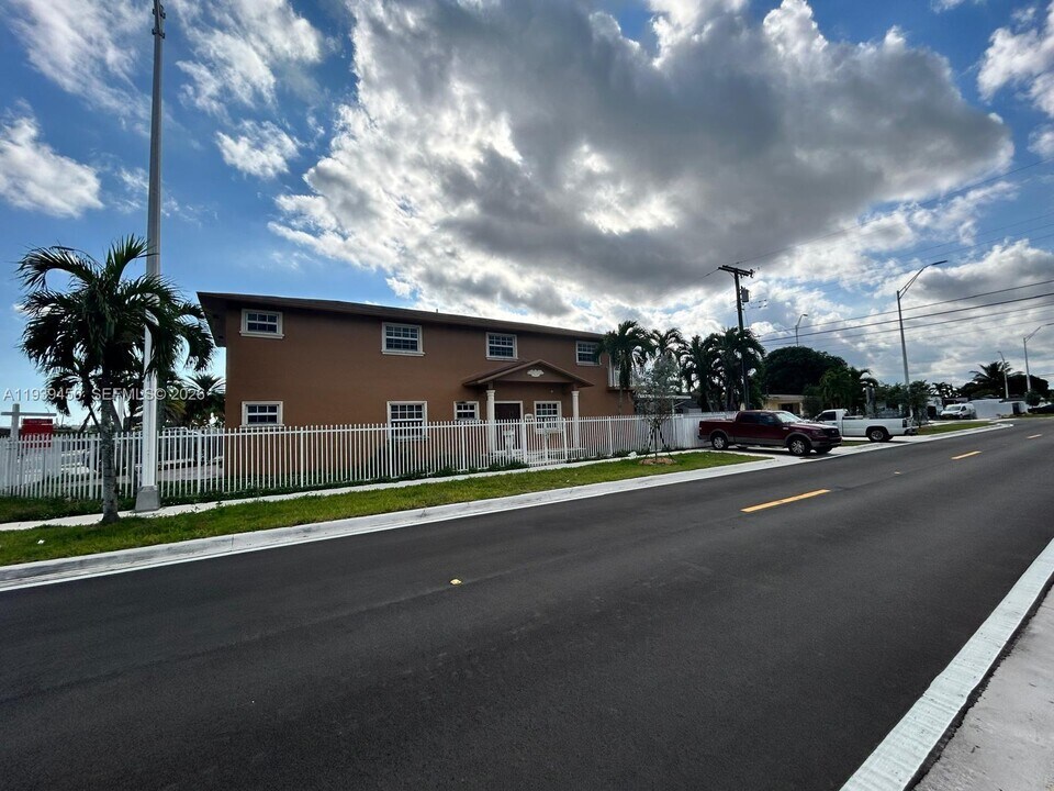 948 E 47th St in Hialeah, FL - Building Photo