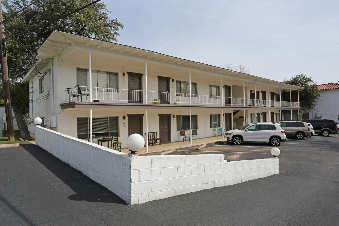 Governor's Apartments in Austin, TX - Building Photo