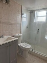 8039 Lake Dr in Doral, FL - Building Photo - Building Photo