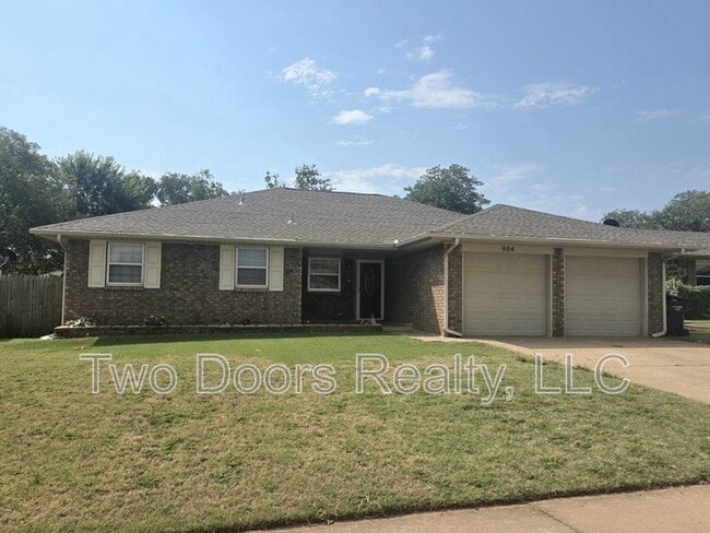 904 E Hills Dr in Moore, OK - Building Photo - Building Photo
