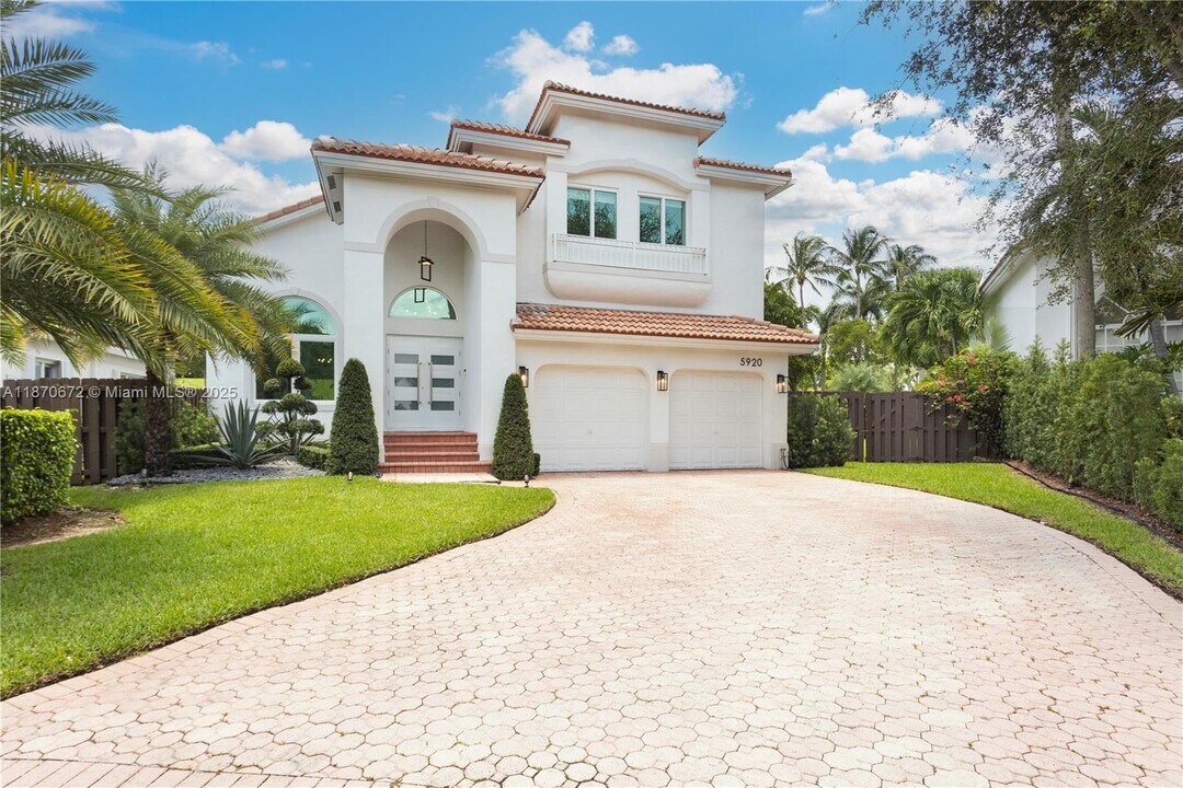 5920 NW 111th Ave in Doral, FL - Building Photo