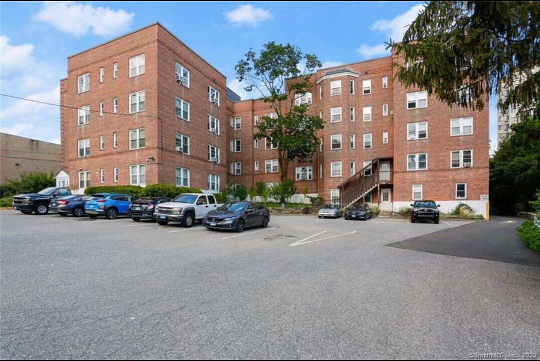 70 Strawberry Hill Ave in Stamford, CT - Building Photo