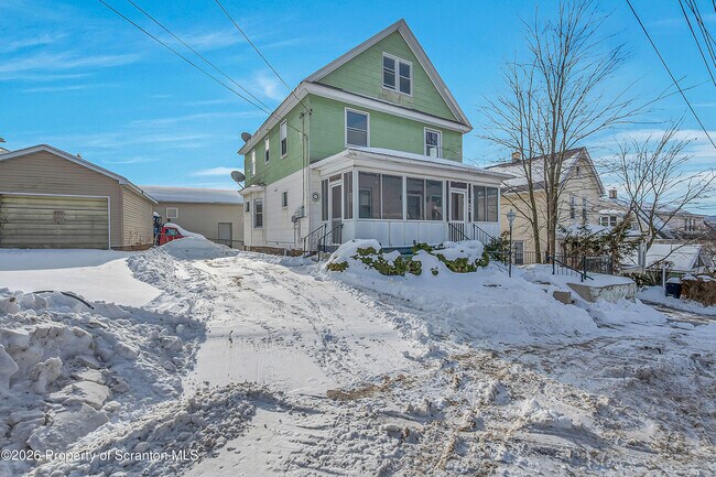 208 E Warren St in Dunmore, PA - Foto de edificio - Building Photo