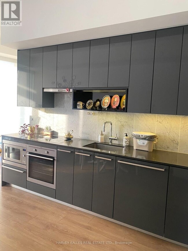 115 McMahon Dr in Toronto, ON - Building Photo - Building Photo