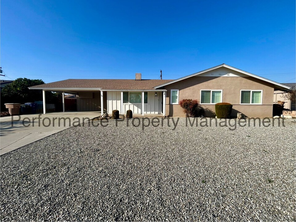 6004 Burke Way in Bakersfield, CA - Building Photo