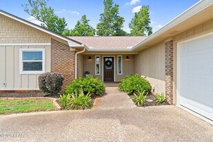 136 Derby Woods Dr in Lynn Haven, FL - Building Photo