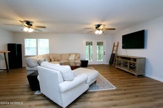 2912 Mandy Ln in Morehead City, NC - Building Photo - Building Photo