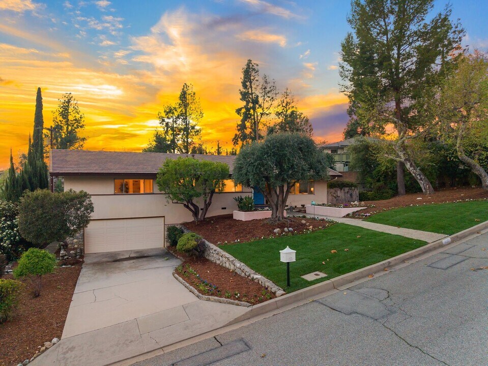 1935 Oakwood Ave in Sierra Madre, CA - Building Photo