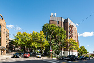 The Hilltop House in Elmhurst, NY - Foto de edificio - Building Photo