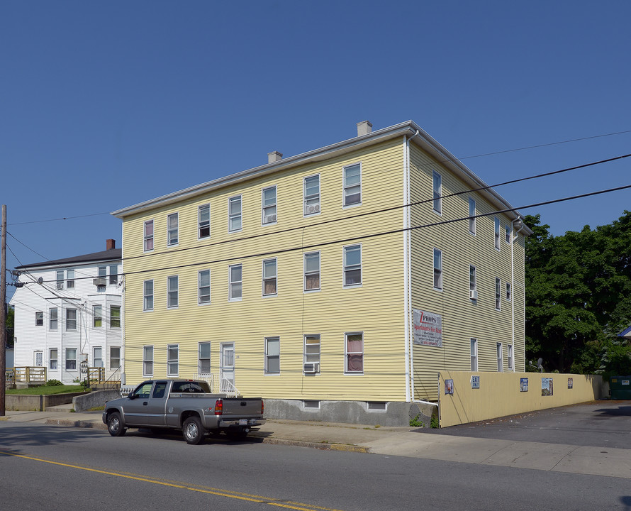 2205 S Main St in Fall River, MA - Building Photo