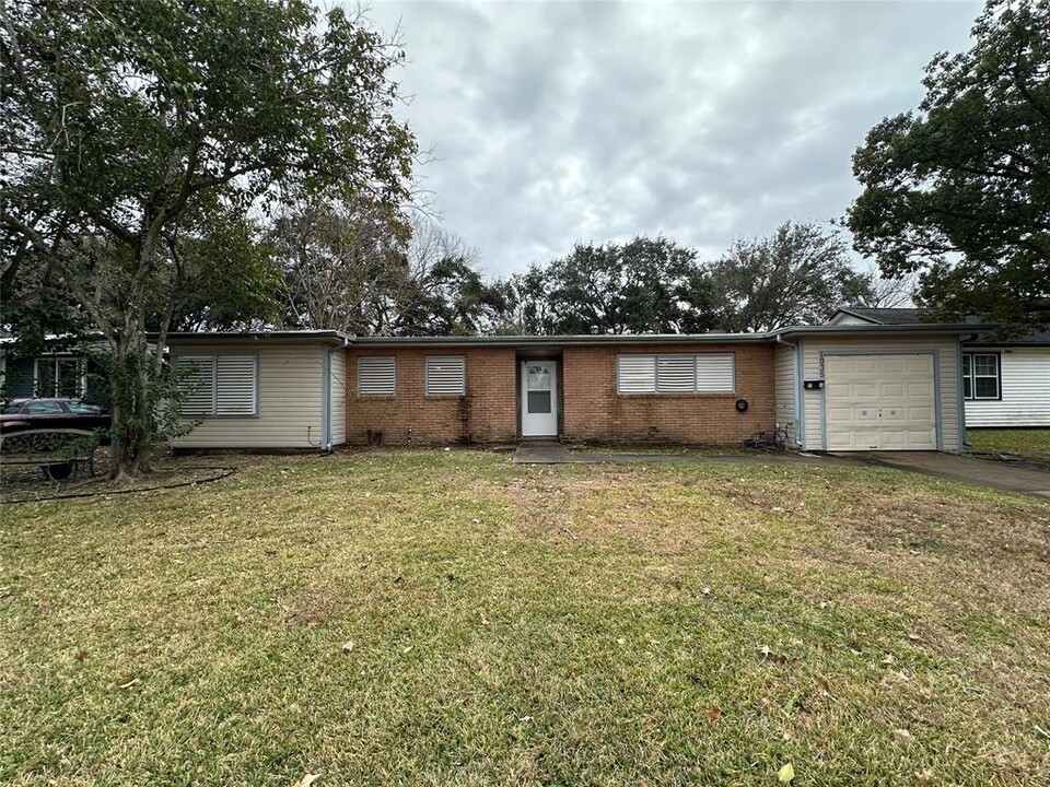 1035 19th Ave N in Texas City, TX - Building Photo