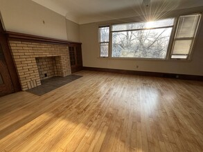 2471 N 66th St, Unit Upper in Wauwatosa, WI - Foto de edificio - Building Photo