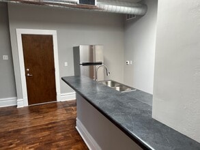 201 N Main St, Unit 2 in Waupaca, WI - Foto de edificio - Building Photo