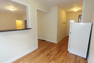 627.5 W Barry Ave in Chicago, IL - Building Photo - Building Photo