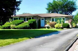 16 Eldon Crt in Brampton, ON - Building Photo