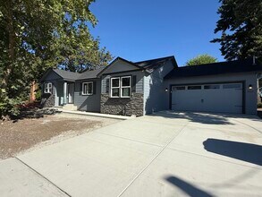10017 E Mission Ave in Spokane Valley, WA - Foto de edificio - Building Photo