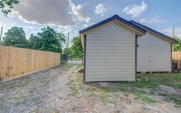 1051 W Little York Rd in Houston, TX - Building Photo - Building Photo