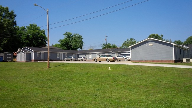 Hatch Apartments in Monroe, NC - Foto de edificio - Building Photo