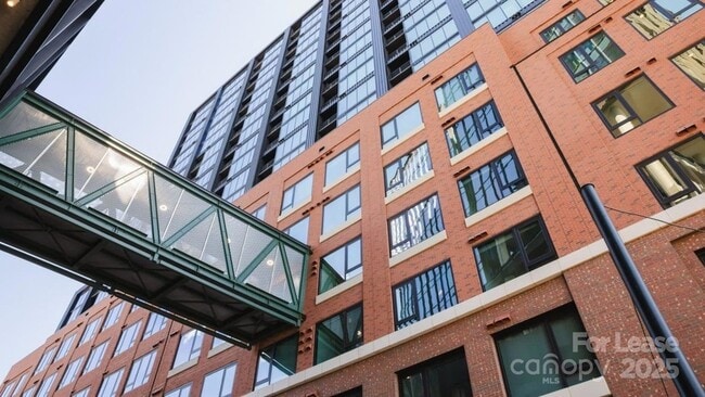 2161 Hawkins St, Unit 1V-P in Charlotte, NC - Building Photo - Building Photo