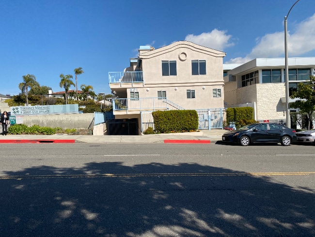 property at 861 Manhattan Beach Blvd