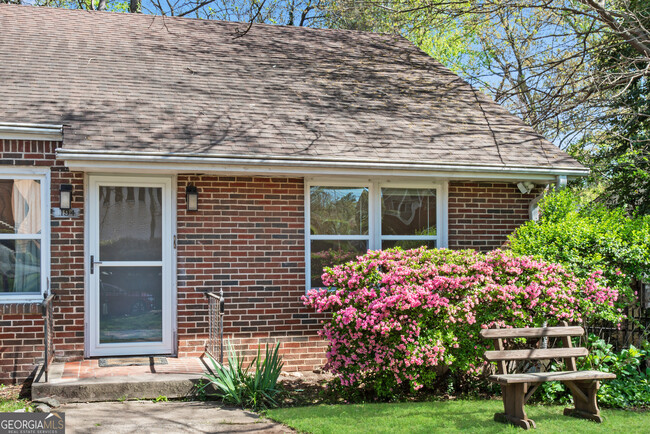 1194 Spring Valley Ln NE in Atlanta, GA - Foto de edificio - Building Photo