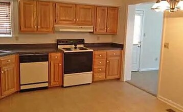 136 Cannon Ln in Bracey, VA - Building Photo - Building Photo