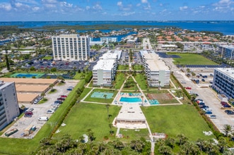 2020 N Atlantic Ave in Cocoa Beach, FL - Foto de edificio - Building Photo