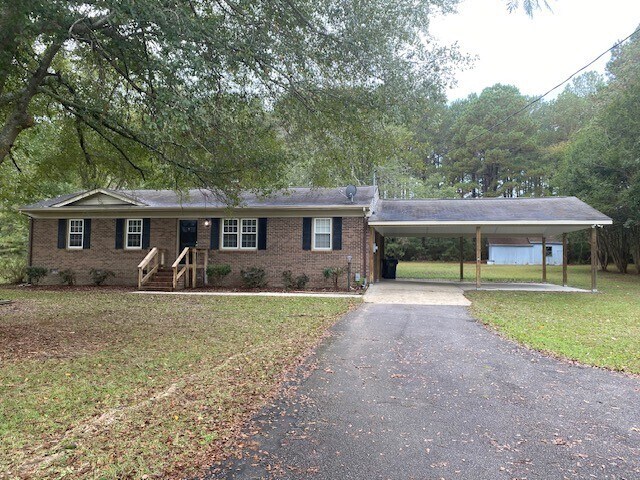 960 Thompson Rd in Four Oaks, NC - Building Photo