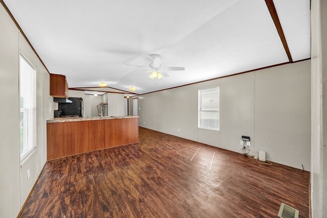 16693 E Forrestal St in Montgomery, TX - Foto de edificio - Building Photo