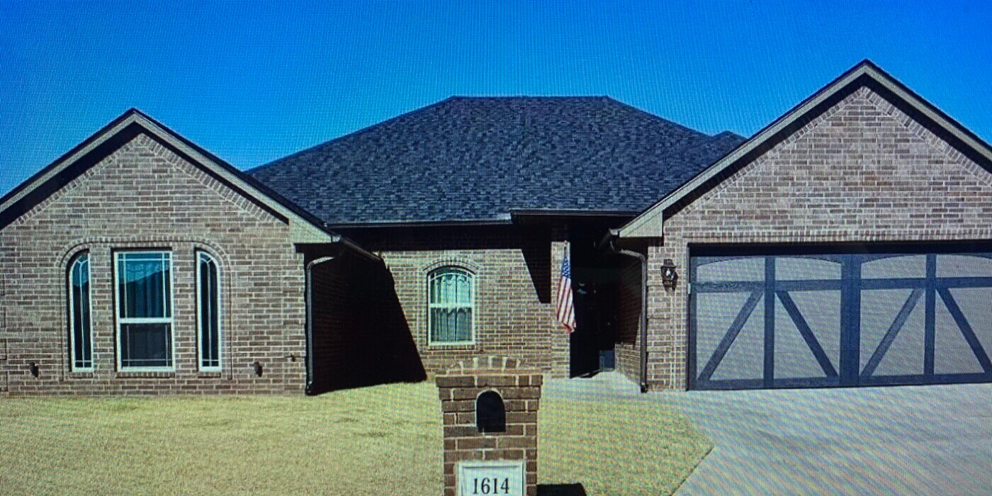1614 NE White Rock Dr in Elgin, OK - Building Photo