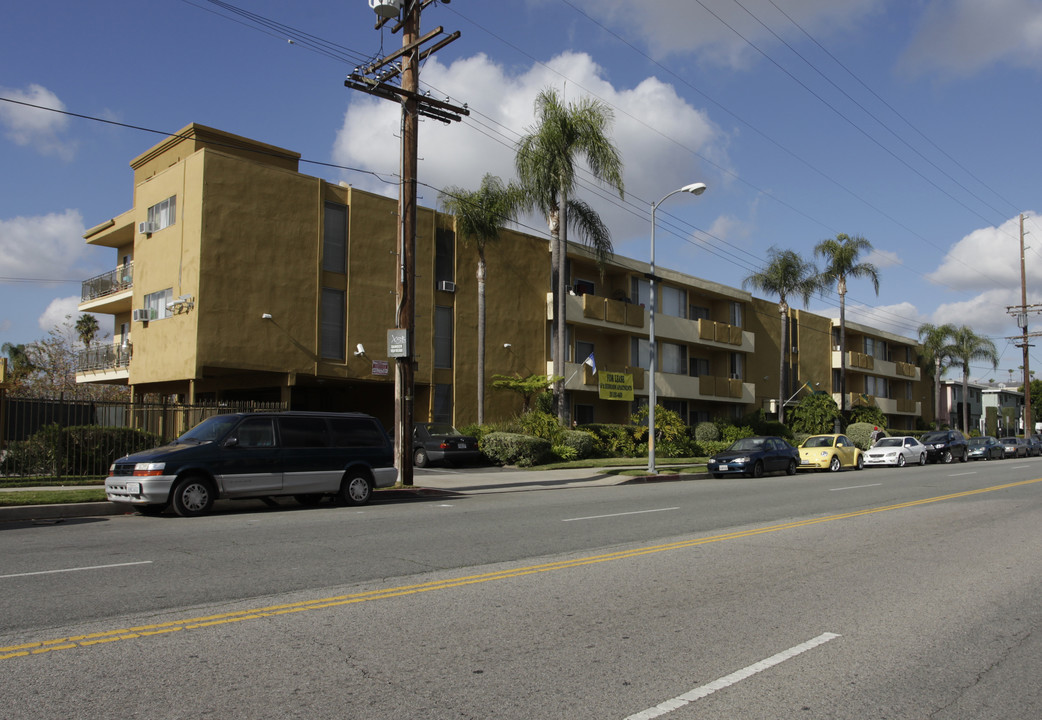 6131 Coldwater Canyon Ave in North Hollywood, CA - Building Photo