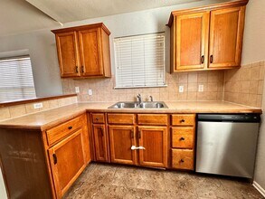 433 Hidden Creek Way in Oklahoma City, OK - Building Photo - Building Photo