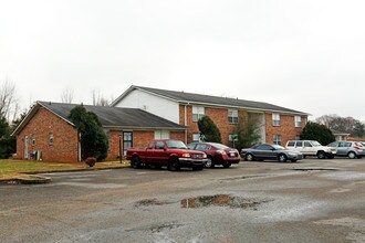 Town & Country Apartments in Murfreesboro, TN - Foto de edificio - Building Photo