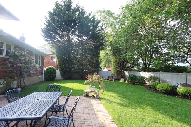 757 Leslie Ln in East Meadow, NY - Building Photo - Building Photo